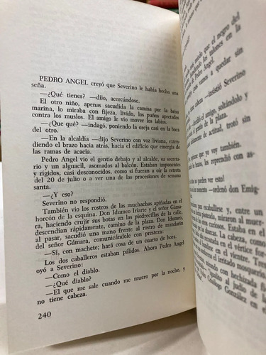 En Noviembre Llega El Arzobispo - Héctor Rojas Herazo