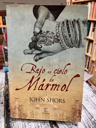 Bajo Un Cielo De Mármol - John Shors
