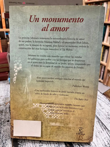 Bajo Un Cielo De Mármol - John Shors